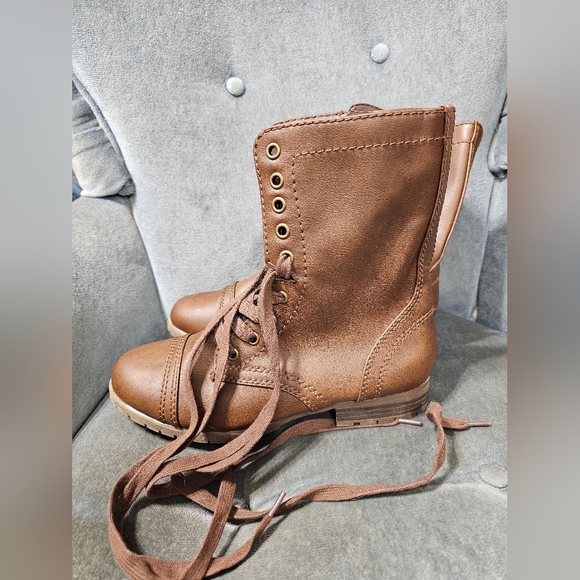 Boots - Picture 3 of 11